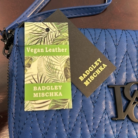 Badgley Mischka wallet with phone holder - Picture 8 of 10